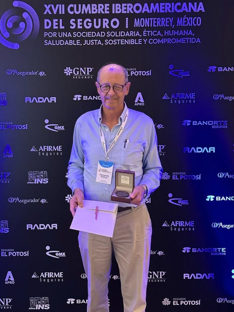 Dr. Fernando Patiño recibiendo el Reconocimiento Internacional a la Innovación 2025 en la XVII Cumbre Iberoamericana del Seguro, Monterrey, México